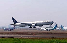 Foto Pesawat Terbang Di Bandara